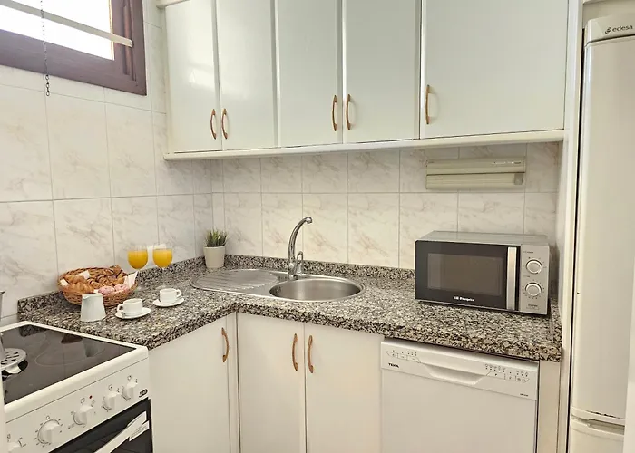 New Sunshine Ocean Achacay, Cristianos, Tenerife * Los Cristianos (Tenerife)